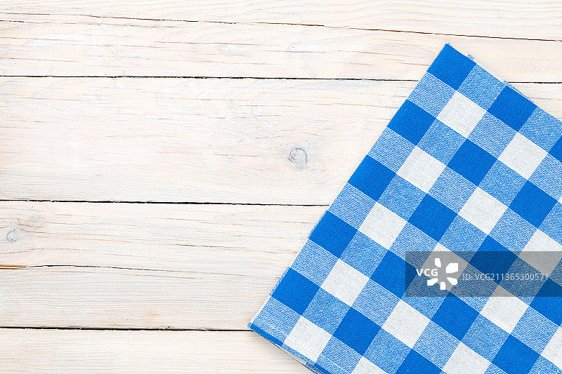 木制厨房桌上的蓝色毛巾图片素材