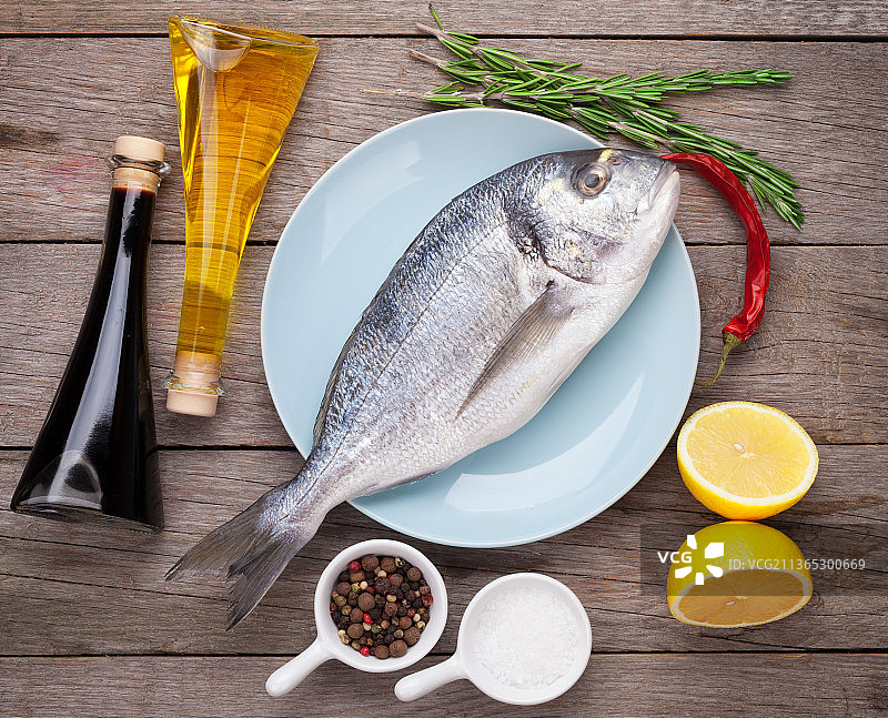 烹饪中的香料调味多拉多鱼图片素材
