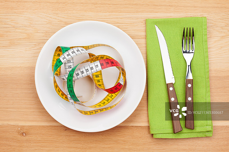 带卷尺的餐盘、刀叉和减肥食品图片素材