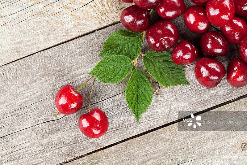 木桌上的成熟樱桃俯视图图片素材