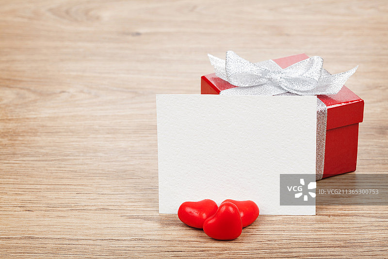 空白情人节贺卡、礼品盒和红色糖果心图片素材
