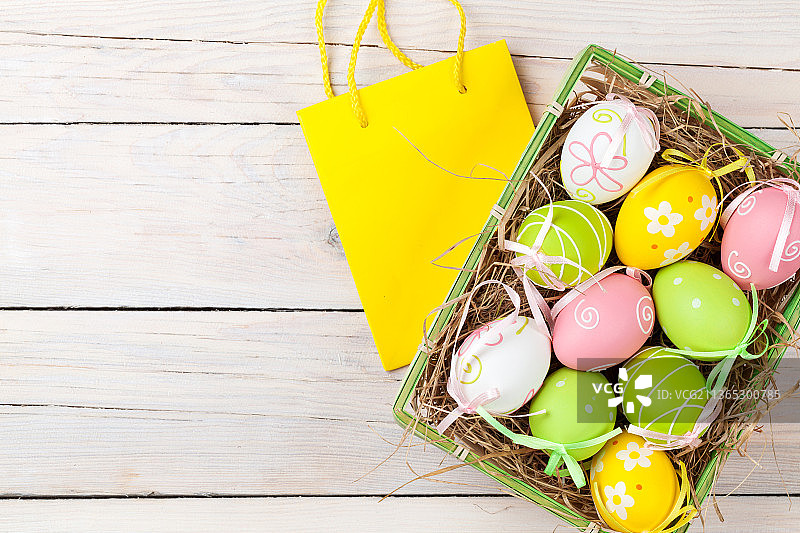 复活节背景与彩色蛋和礼品袋图片素材