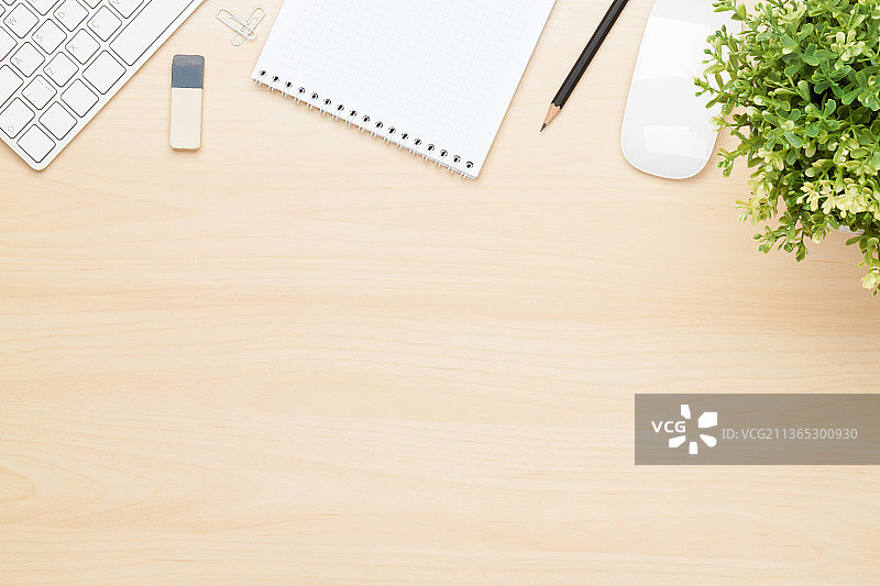 办公桌：笔记本、电脑和花图片素材