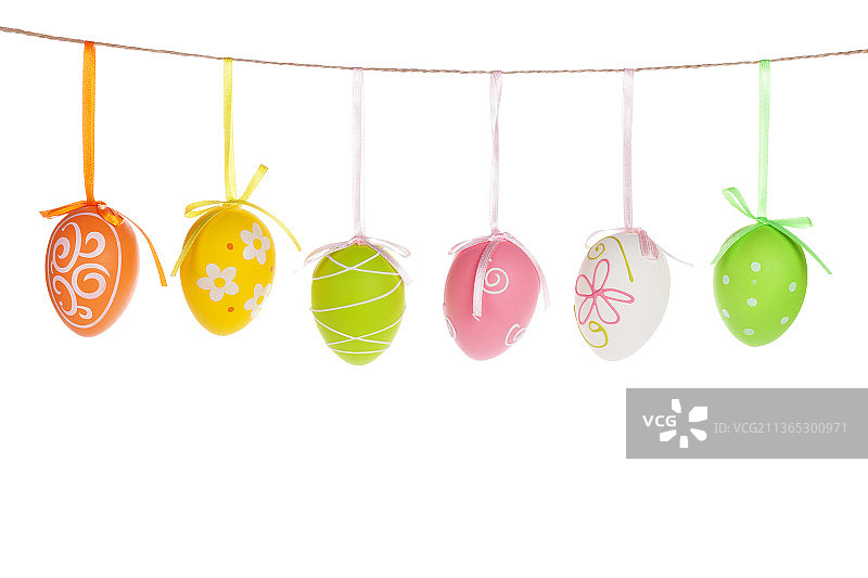 悬挂在绳子上的彩色复活节彩蛋图片素材
