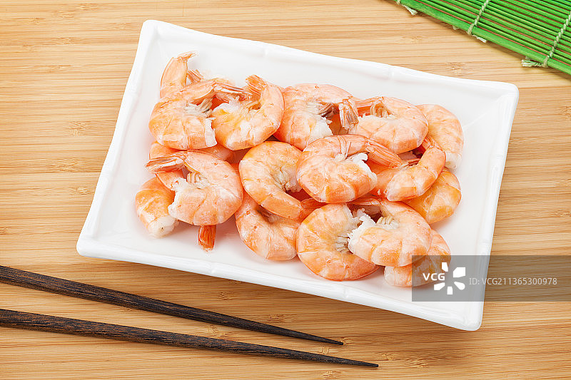 熟虾与筷子，餐桌上的虾仁拼盘高角度视图图片素材
