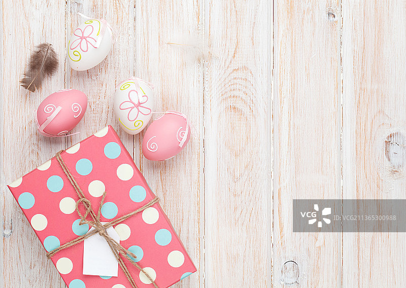 复活节彩蛋和礼品盒，带有心形的礼品盒俯视图图片素材