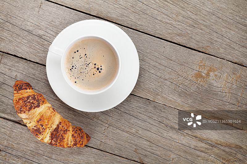 咖啡和新鲜牛角包，俯视拍摄图片素材