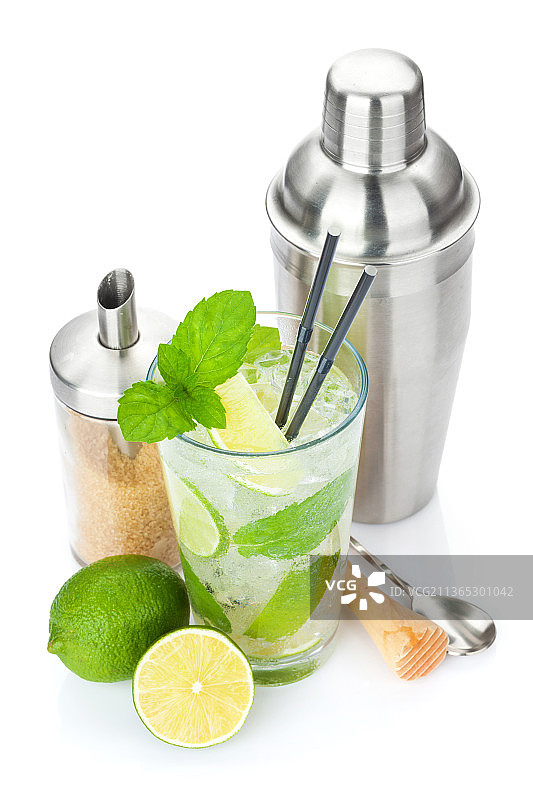 新鲜莫吉托鸡尾酒和酒吧用具特写图片素材