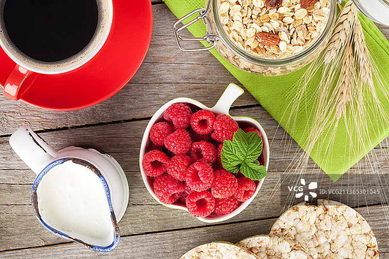 什锦早餐和牛奶健康早餐，餐桌早餐的俯视照片图片素材