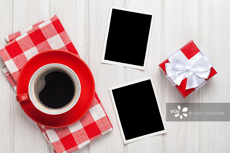 情人节空白相框、咖啡杯和礼品盒图片素材
