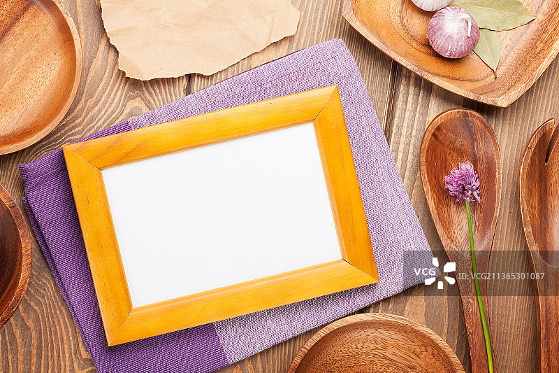 木桌背景上的木制厨房用具图片素材