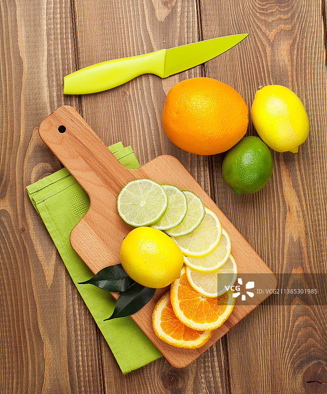 柑橘水果：橙子、青柠和柠檬的俯视拍摄图片素材