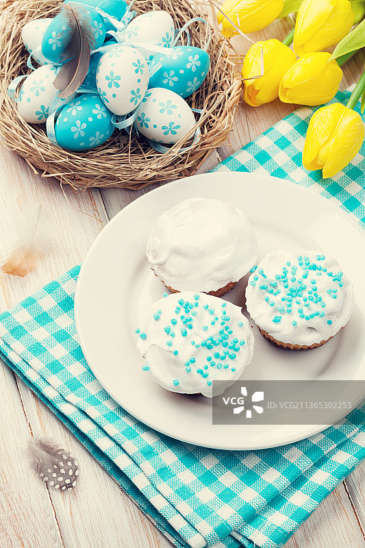 复活节：黄色郁金香、彩色鸡蛋和传统蛋糕图片素材