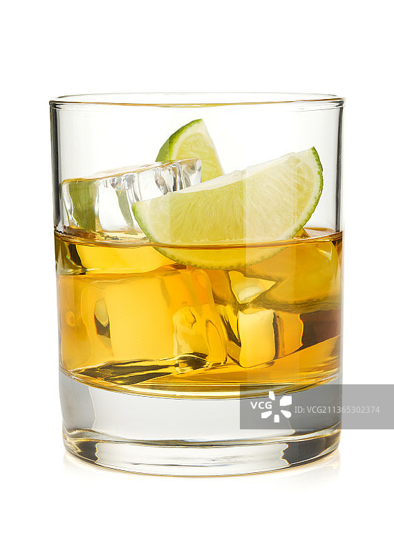 青柠威士忌鸡尾酒特写图片素材