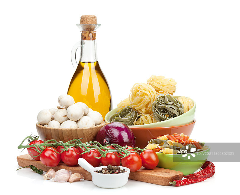 烹饪意大利面的新鲜食材：番茄、蘑菇和香料图片素材
