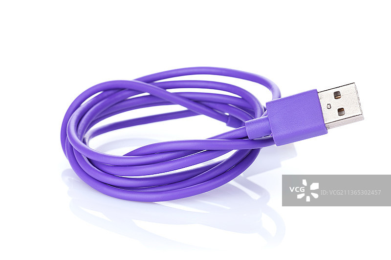 紫色电脑线，白色背景特写镜头图片素材
