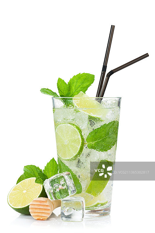 新鲜莫吉托鸡尾酒，白色背景饮品特写图片素材