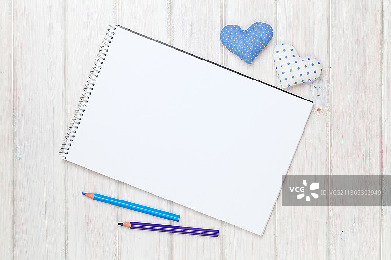 木桌上的空白纸、铅笔和情人节爱心图片素材
