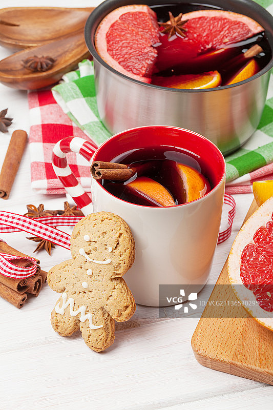 木桌上的圣诞热红酒图片素材