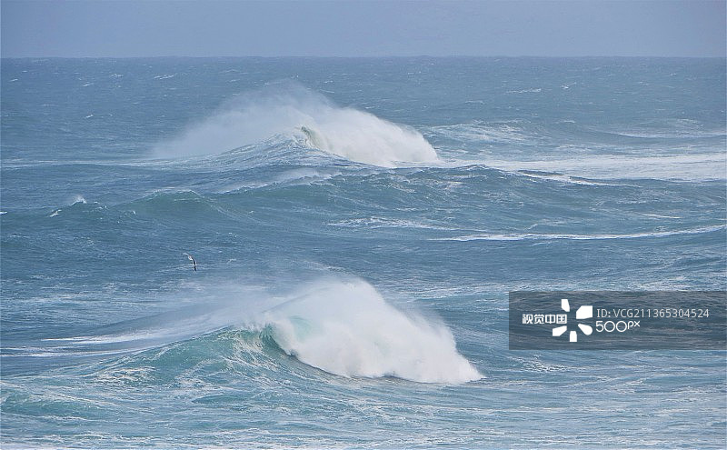 清澈的天空衬托着美丽的海景图片素材