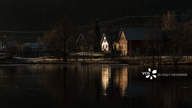 挪威夜间教堂一瞥图片素材