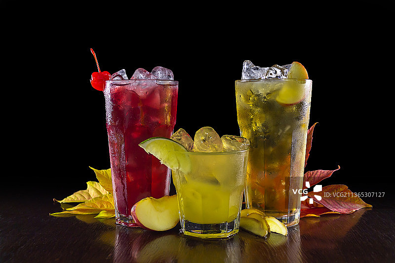 俄罗斯：黑色背景下的桌上饮品特写图片素材