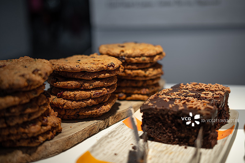巧克力蛋糕和饼干，英国伦敦桌上的巧克力曲奇特写图片素材