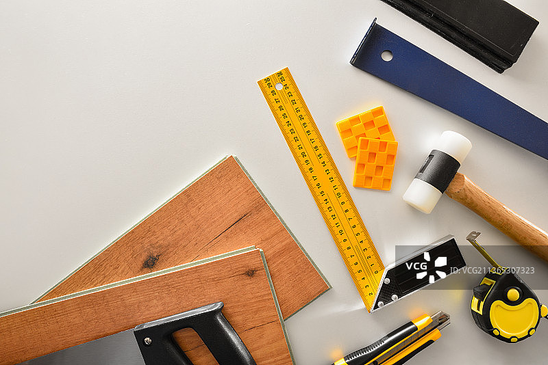 白色桌面上的镶木安装材料和工具背景图片素材