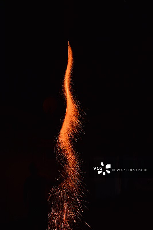 火焰，黑色背景下的火花特写图片素材