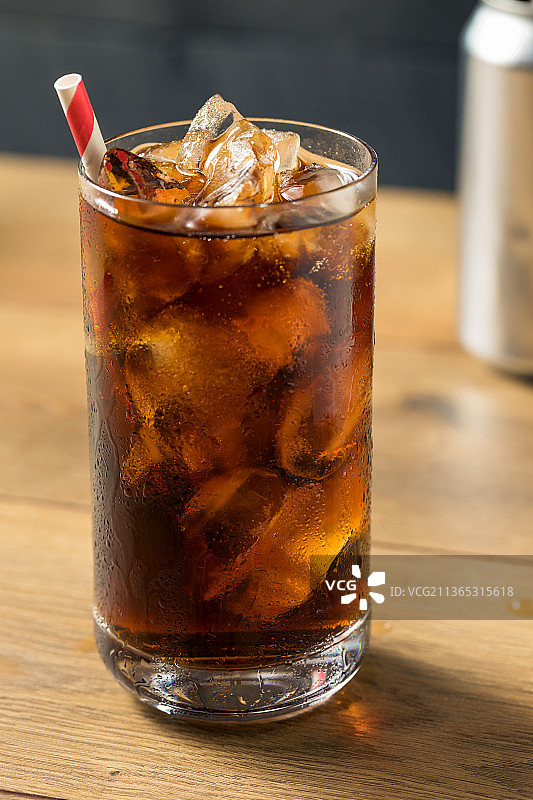 气泡清爽的深色苏打水，桌上冰咖啡的特写图片素材