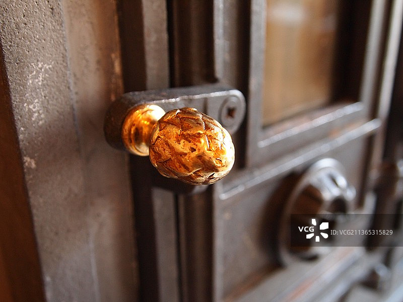 韩国木制炉子的金色把手特写图片素材