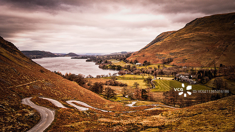 英国彭里斯马丁代尔的厄尔斯沃特湖高角度山路景观图片素材