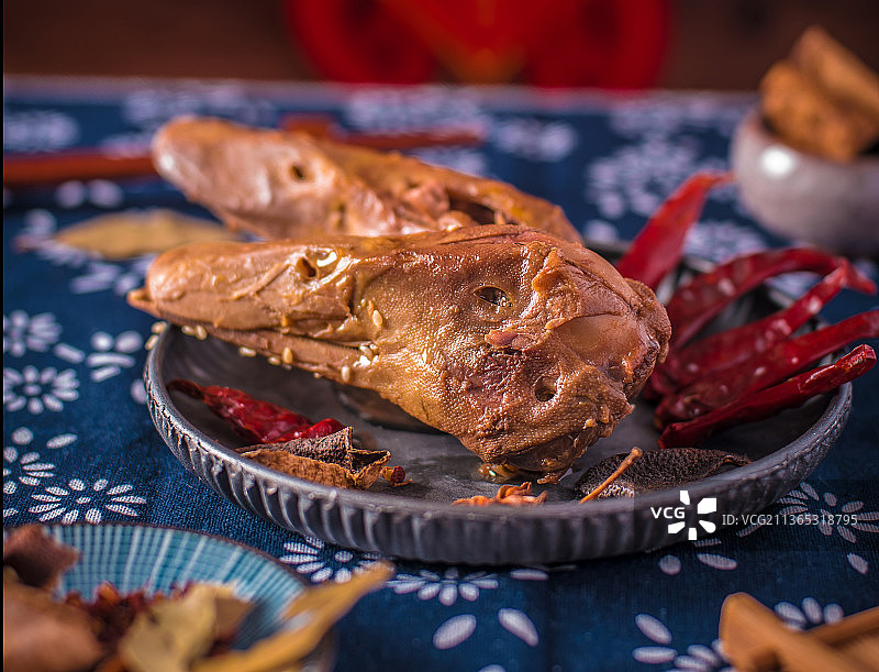 非常好吃又美味的卤鸭头，适合过年的时候吃。红红火火的静物摄影。图片素材