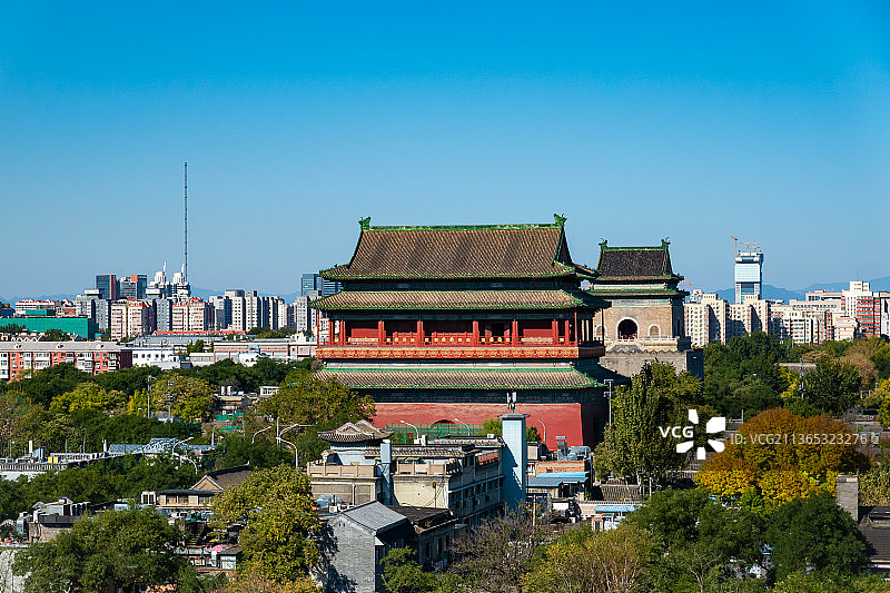 初秋晴朗的天气，北京中轴线上，蓝天下的钟鼓楼。图片素材