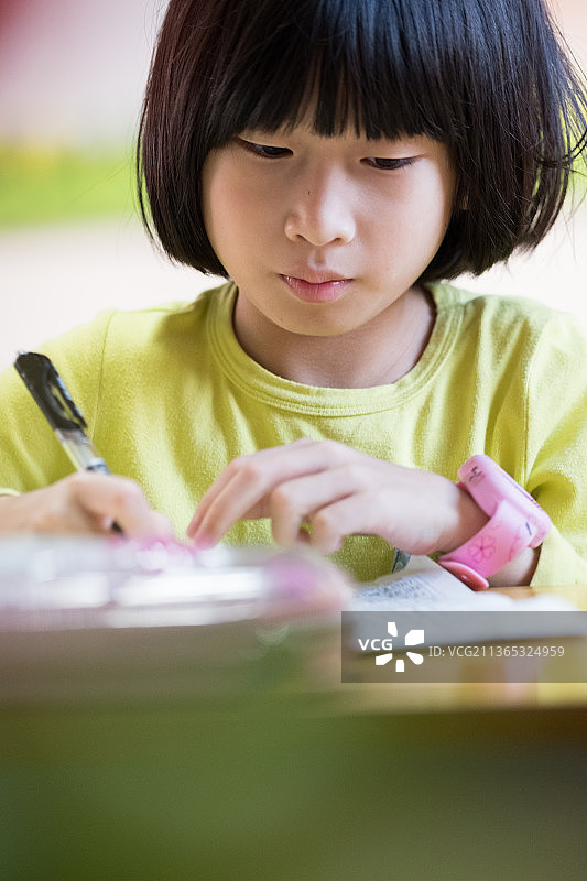 小学生在教室里写作业图片素材