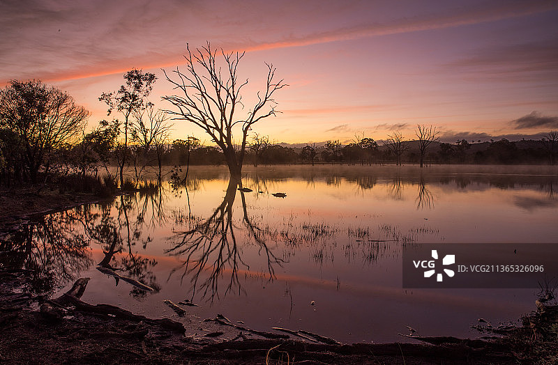 穆里根斯弗拉特日落湖景，堪培拉，澳大利亚首都领地图片素材