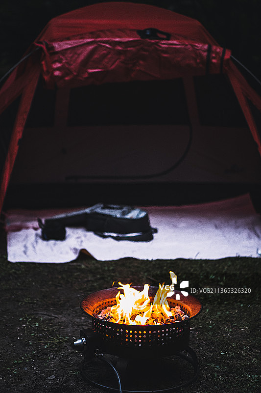 帐篷前的火坑特写图片素材