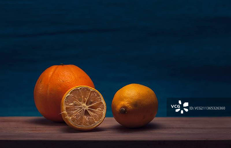 靠墙桌上的橙子特写图片素材