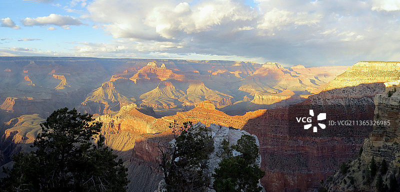 清晨阳光下的大峡谷，亚利桑那州大峡谷村，美国图片素材