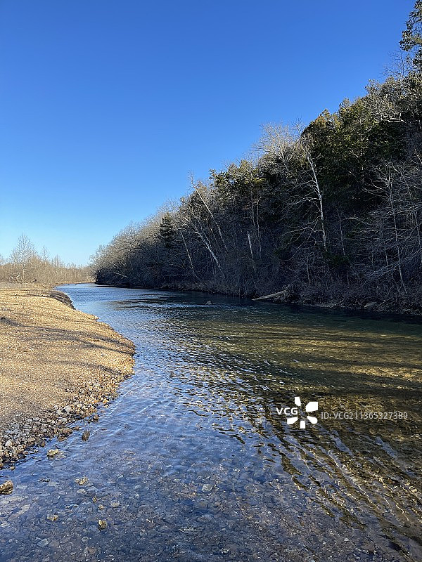 密苏里州奥塞奇镇的清澈河流与湖泊美景图片素材