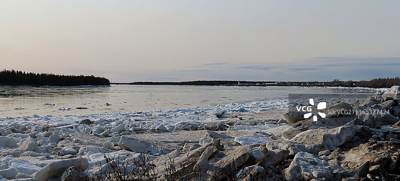 加拿大西北地区麦肯锡河岸边的冬季冰景图片素材
