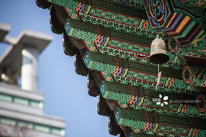 韩国建筑上的屋檐装饰绘画图片素材