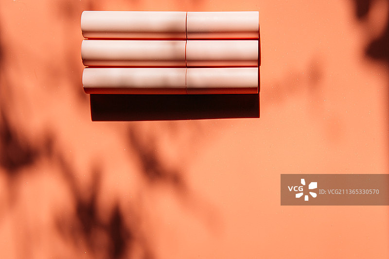 粉色睫毛膏管、眼线笔、唇彩、液体口红图片素材