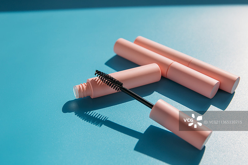 俄罗斯粉色睫毛膏刷与打开的管体图片素材