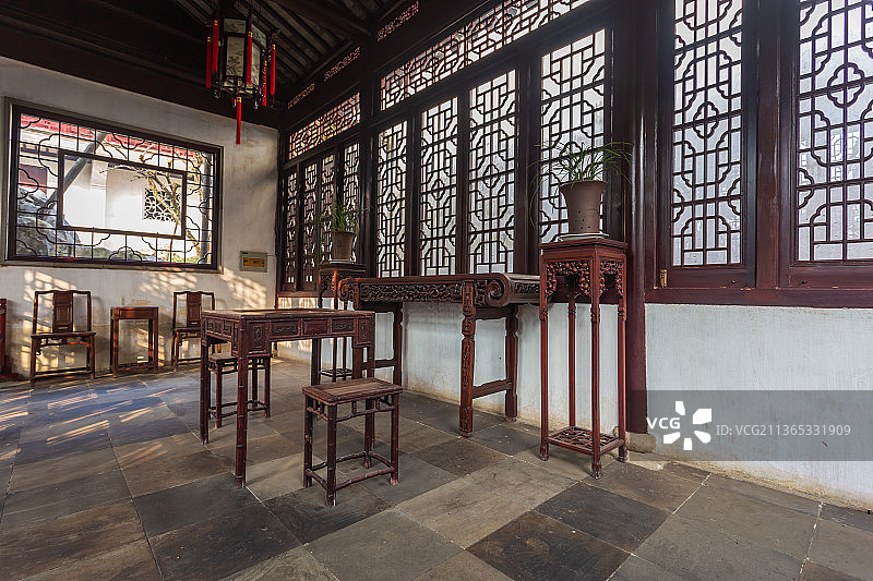 中国江苏省苏州市苏州园林环秀山庄风光里的红木家具图片素材