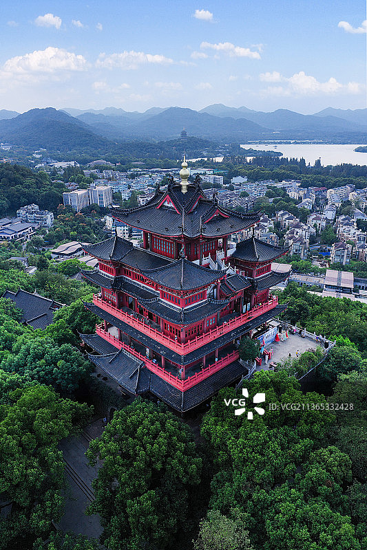 杭州-城隍阁与雷峰塔连线图片素材