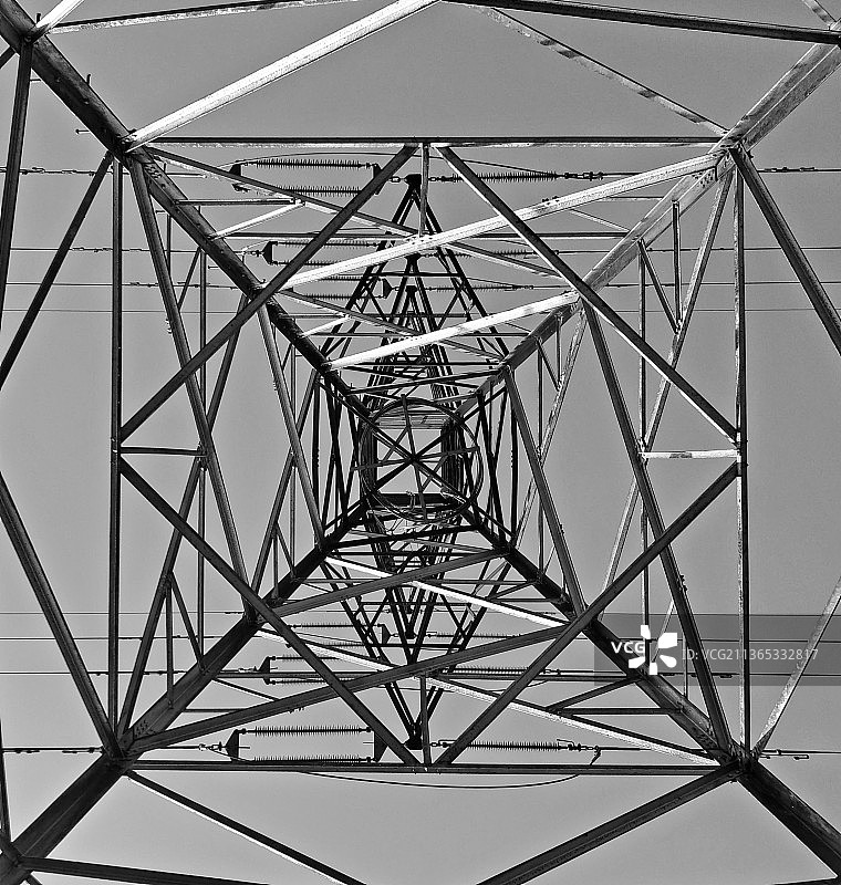 仰视视角：晴空下的电塔图片素材