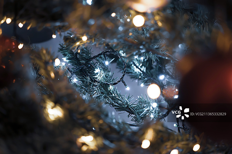 树灯光漩涡，匈牙利肖普朗的圣诞树特写图片素材