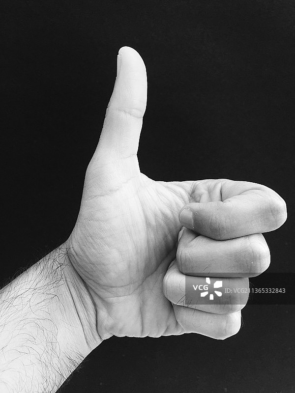 在黑色背景上的点赞手势，伍斯特，英国图片素材