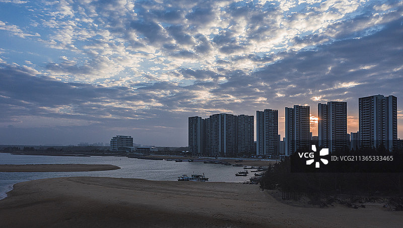 海南重要河流文澜江在这里汇入琼州海峡图片素材